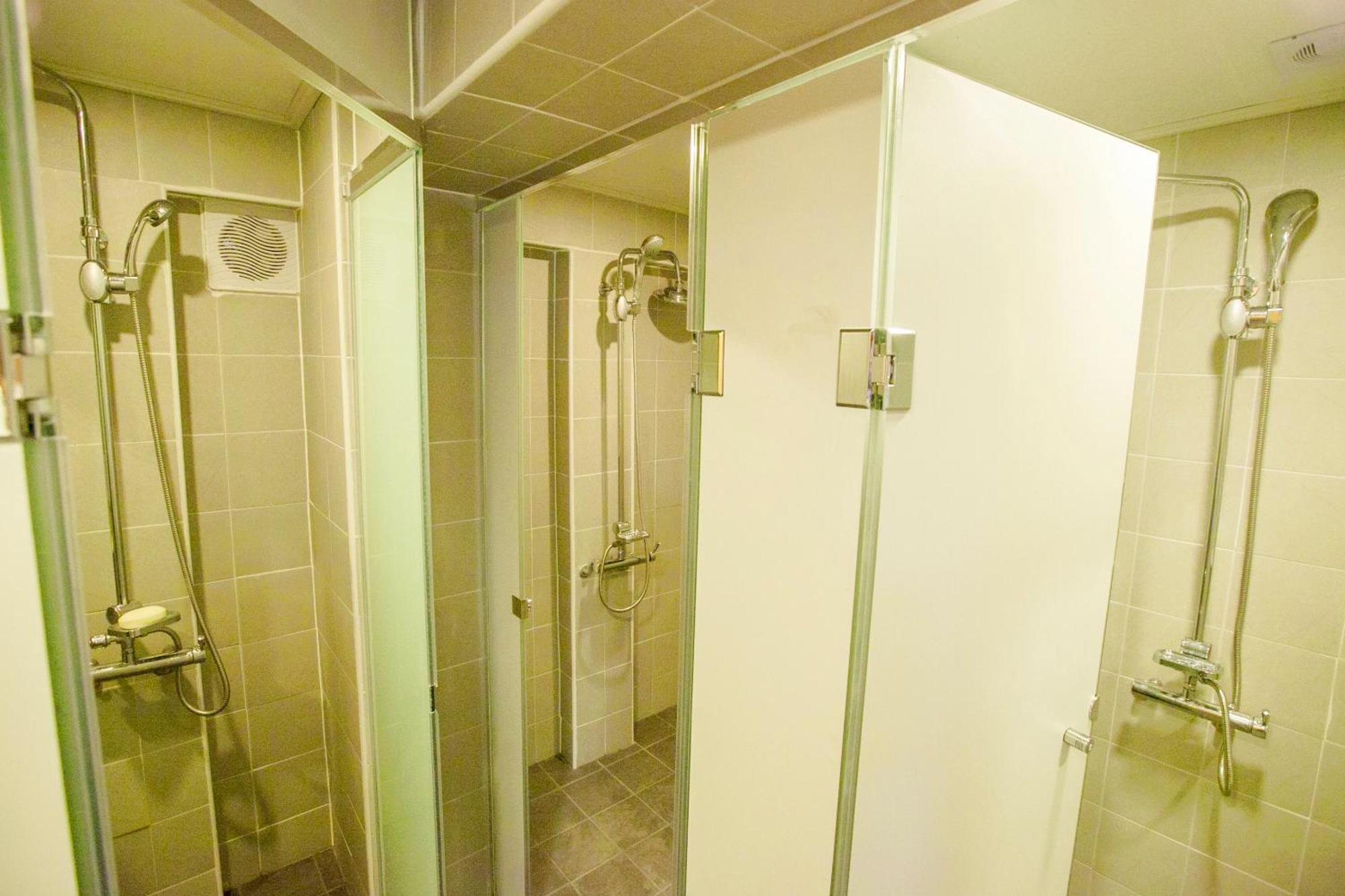 Lit dans Dortoir pour Femmes de 4 Lits